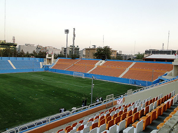 پرونده:Rah Ahan Stadium (Ekbatan).jpg