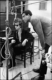 Tom Wilson (right) with باب دیلن (left), recording "چون یک خانه‌به‌دوش", ۱۹۶۵