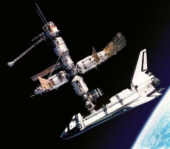 پرونده:Atlantis Docked to Mir.jpg