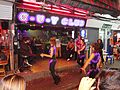 همجنس‌گراها در حال رقص در جلو گی کلاب در واکینگ استریت