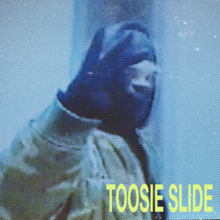 عکس دریک با ماسک. در پاین سمت راست عبارت «TOOSIE SLIDE» نوشته شده‌است