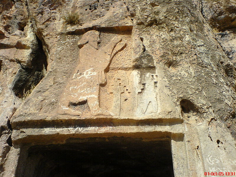 پرونده:A praying man's figure in Es-hagh-Vand rock tombs.JPG