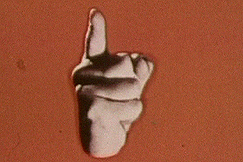 Tietoiskujen 1970-luvulta 1980-luvulle käytetty tunnus, jossa sormi osoittaa televisionkatsojaa.