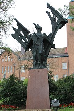 Eetu Salinin muistomerkin taustalla on Lahden kaupungintalo.