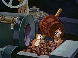 Maaoravat esiintyivät ensi kerran piirroselokuvassa Pluto vartiossa (Private Pluto, 1943).