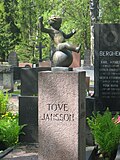 Janssonien perhehauta Hietaniemen hautausmaalla, jossa Viktor Janssonin veistos.