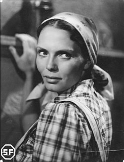 Mirjami Kuosmanen vuonna 1943 elokuvassa Yrjänän emännän synti.