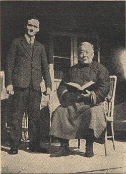 Toimi Yrjölä ja kiinan kielen opettaja vuonna 1933.