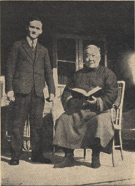 Tiedosto:Toimi Yrjola ja kiinan kielen opettaja 1933.jpg