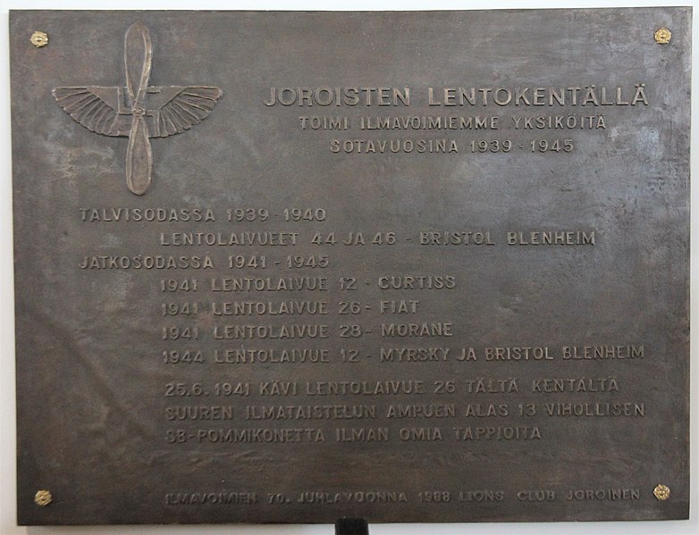 Tiedosto:Jatkosodan 25.6.1941 ilmataistelun muistolaatta - 1989 - Varkauden lentoaseman aula - Joroinen.jpg