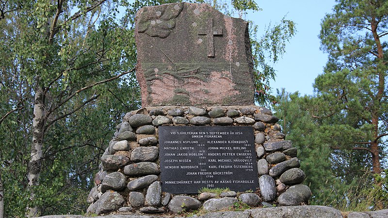 Tiedosto:Hukkuneiden kalastajien muistomerkki Kaskinen.JPG