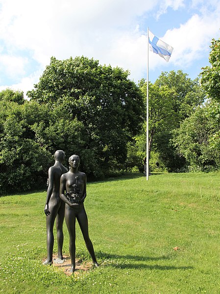 Tiedosto:Laila Pullinen - Viimeinen Apollo (1970) + Viimeinen Flora (1970) - Nissbackan kartanon veistospuisto - Sotungintie 4 - Hakunila, Vantaa - 1.jpg