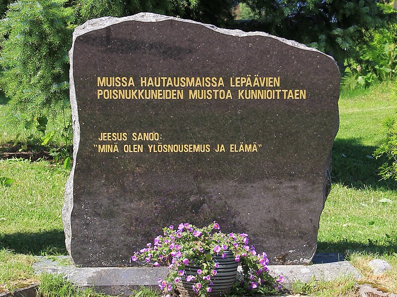 Tiedosto:Muualle haudattujen muistomerkki Ylivieska.JPG