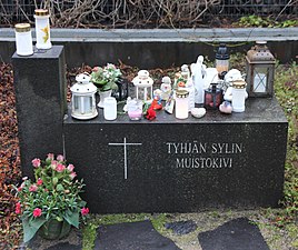 Tyhjän sylin muistokivi (2008) Korson kirkon hautausmaalla marraskuussa 2018.