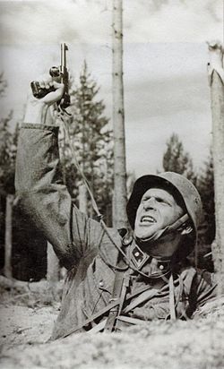 Ranin esittämässä vänrikki Kariluotoa elo­kuvassa Tuntematon sotilas.