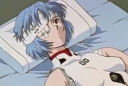 Rei Ayanamin ensiesiintyminen Neon Genesis Evangelionissa jaksossa 1