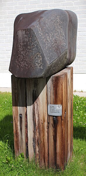 Tiedosto:Kain Tapper - Musta kallo (1991) - Saarijärven museon veistospuisto, Herajärventie 2 - Saarijärvi.jpg