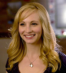 Candice King esittää Carolinea Forbesia tv-sarjassa Vampyyripäiväkirjat.