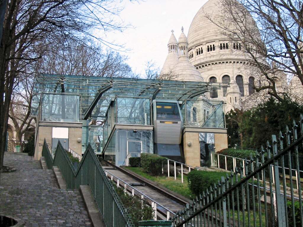 La station haute avec le Sacré-Cœuren arrière-plan.