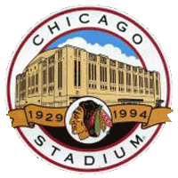 Logo Chicago Stadium: rysunek budynku otoczonego napisem CHICAGO STADIUM, przed którym umieszczono logo Blackhawks oraz baner z napisami 1929 i 1994.