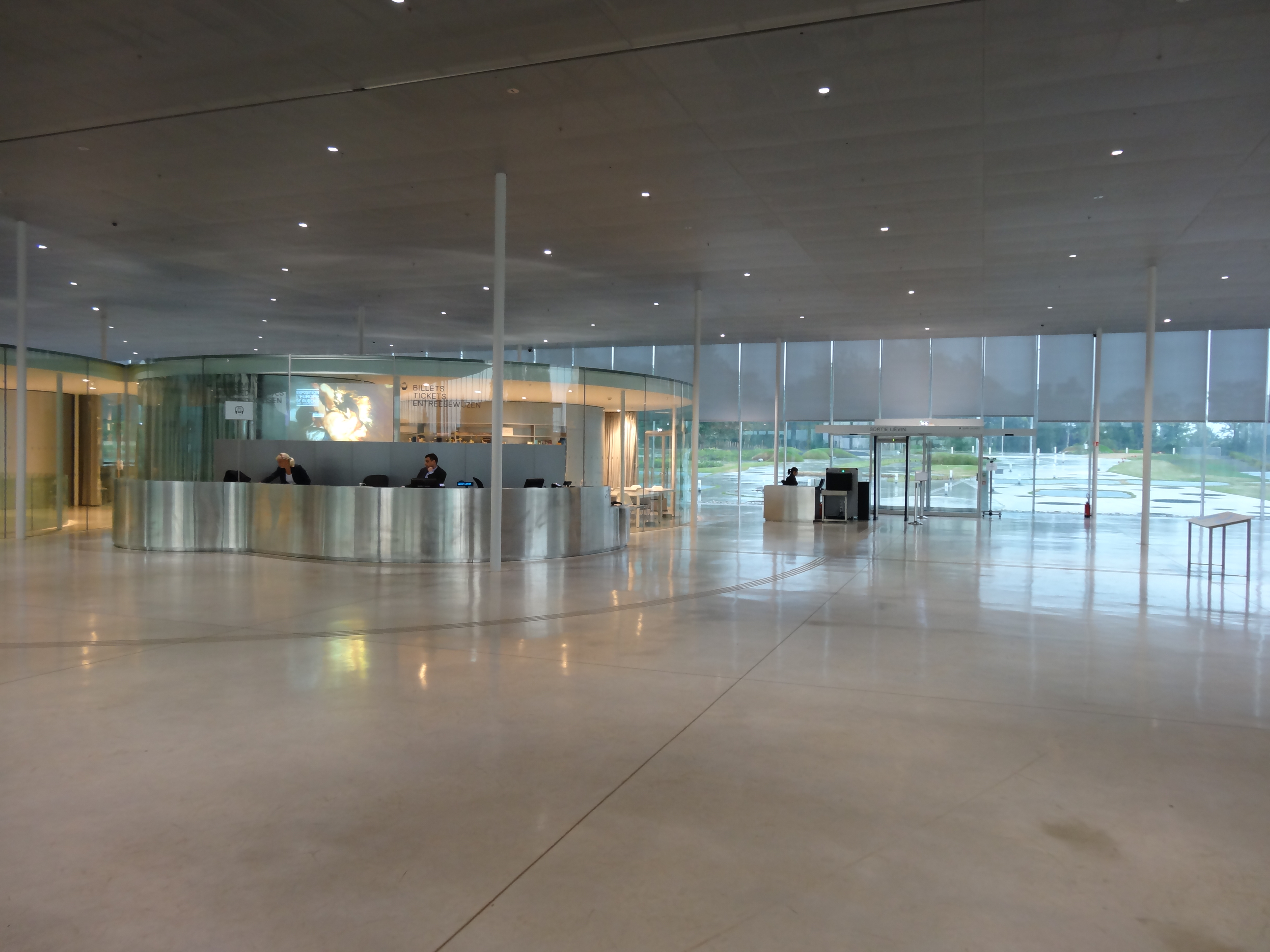 Hall d'accueil du Louvre-Lens — Wikipédia