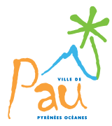 Logo reprezentând un munte și un copac stilizat cu linii albastre și verzi;  legenda ocru-portocalie și albastră: orașul Pau al oceanelor Pirinei.