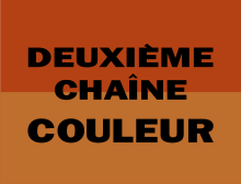 Logo avec 2 bandes horizontales orange et rouge avec écrit en caractère majuscule et gras "DEUXIEME CHAINE COULEUR"