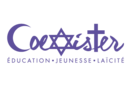 Logo de Coexister en lettres attachées violettes et trois symboles religieux, un croissant musulman pour le C, une étoile de David juive pour le X, et une croix chrétienne pour le T. Dessous, écrit en lettre capitales "Éducation, Jeunesse, Laïcité".