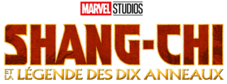 Les mots "SHANG-CHI" en rouge foncé avec une fine bordure dorée, et en dessous "AND THE LEGEND OF THE TEN RINGS" en doré et plus petit, le tout en capitales, au-dessus le logo de Marvel Studios