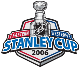 Logo avec la Coupe Stanley et les mots "Eastern" en rouge à gauche et "Western" en bleu à droite ainsi que "Stanley Cup 2006"
