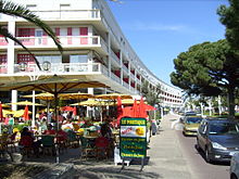 Les galeries du front de mer épousent la courbe du littoral. Elles accueillent commerces et restaurants sur près de 600 mètres.