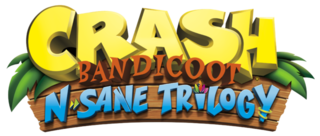 Crash Bandicoot: N. Sane Trilogy est inscrit sur trois ligne, en jaune, marron et bleu, avec en fond des planches de bois et quelques feuilles à chaque extrémités.