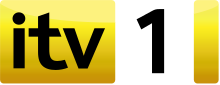 Logo de la chaîne de télévision ITV1 en 2010, en caractères noirs sur fond jaune, avec un fond blanc pour le chiffre 1.