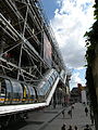 Le centre Pompidou vu de l’esplanade en 2009.