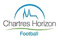 Kontur i lyseblå av katedralen i Chartres med en bue over, "Chartres Horizon Football" skrevet nedenfor.