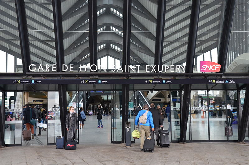 Fichier:Entrée gare Lyon Saint-Exupéry TGV.JPG