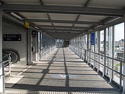 La passerelle pour rejoindre l'aéroport.