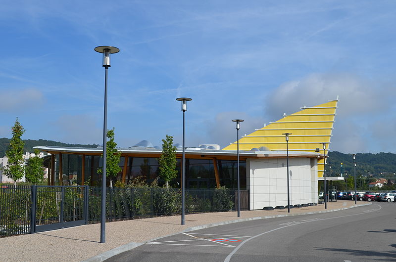 Fichier:Piscine de Saint-Maurice-de-Beynost.JPG