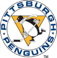 Logo for en pingvin, der skøjter med en hockeyspil og tørklæde, omgivet af ordene PITTSBURGH PENGUINS.