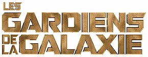 ordene "THE GUARDIANS OF THE GALAXY", med LES på en linje, under GUARDIANS justert til venstre, under LA den ene oppå den andre med GALAXY rett ved siden av, med GUARDIANS og GALAXY i større, alt i gylden gule hovedsteder , på svart bakgrunn