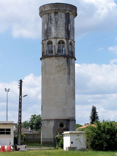 Fichier:Podensac Château d'eau Le Corbusier.jpg