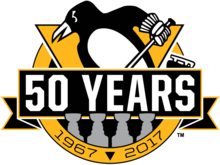 Penguins-logo met de pinguïn die schaatst achter een spandoek met 50 jaar erop geschreven.