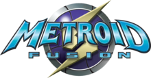 Metroid: Fusion est inscrit sur deux lignes en lettres bleues, avec le logo de la série en arrière plan (un disque avec un éclair).