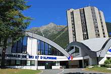 Eintritt in das Universitätsgebäude der Nationalen Ski- und Bergsteigerschule (ENSA) von Chamonix-Mont-Blanc.