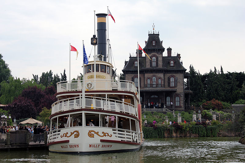 Fichier:Phantom Manor et Molly brown (Disneyland Paris).jpeg