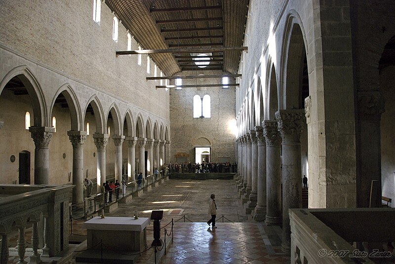 Figure:Aquileia-interno-Basilica.jpg