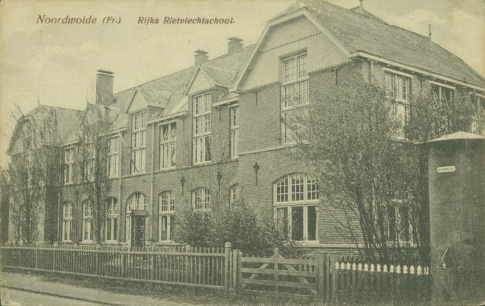 Ofbyld:Noordwolde (Fr.) Rijks Rietvlechtschool.jpg