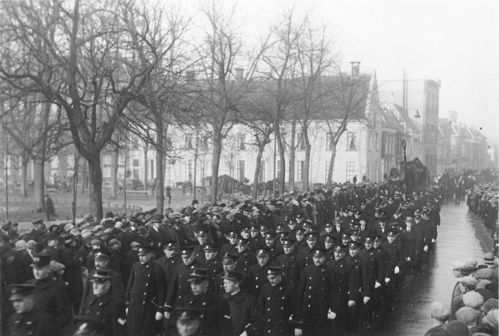 Ofbyld:Lykstaasje Werkman en Hoving te Grins,1929.jpg