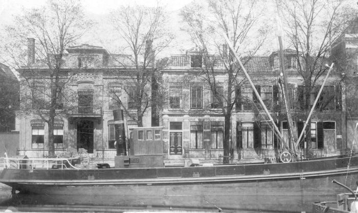 Ofbyld:Stânfries-boat Willemskade Ljouwert 1890.jpg