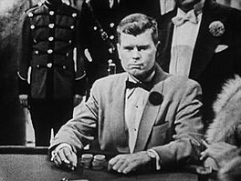 Barry Nelson as James Bond yn Casino Royale.